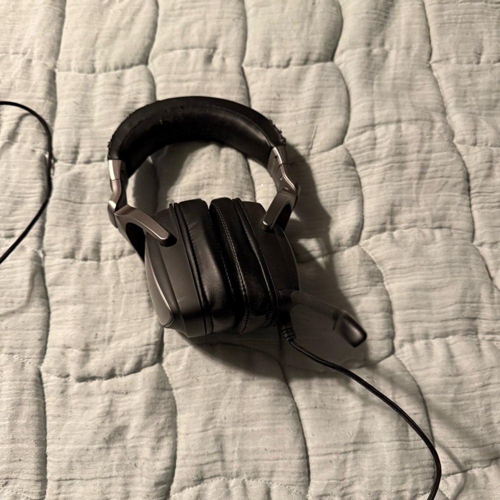 ASUS Black and Silver Computer Headset - Picture 2 of 12